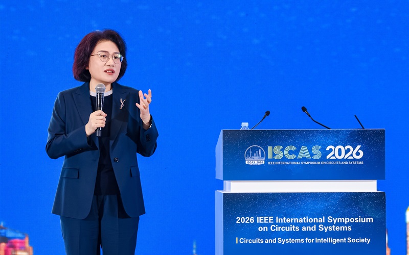 何庭波在 ISCAS 2026 发表主旨演讲「半导体新路径探索与实践」© Huawei
