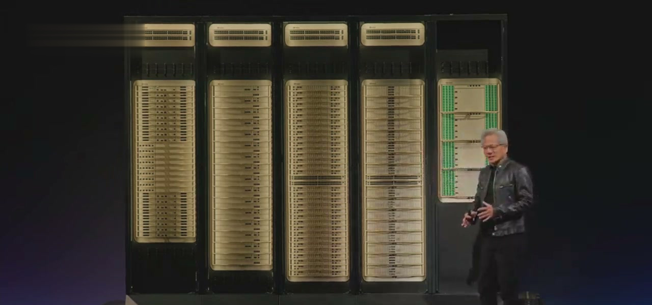 Vera Rubin「五机柜连体」实机亮相，老黄站在旁边讲解
