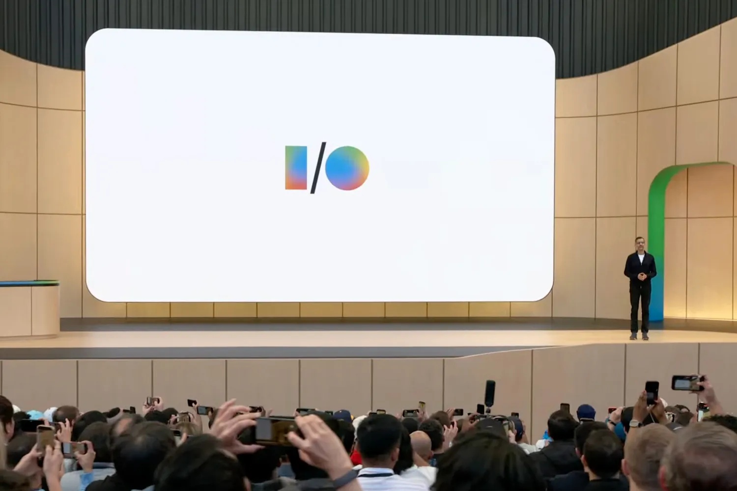 Google I/O 2026 主题演讲现场 · 来源:The Verge